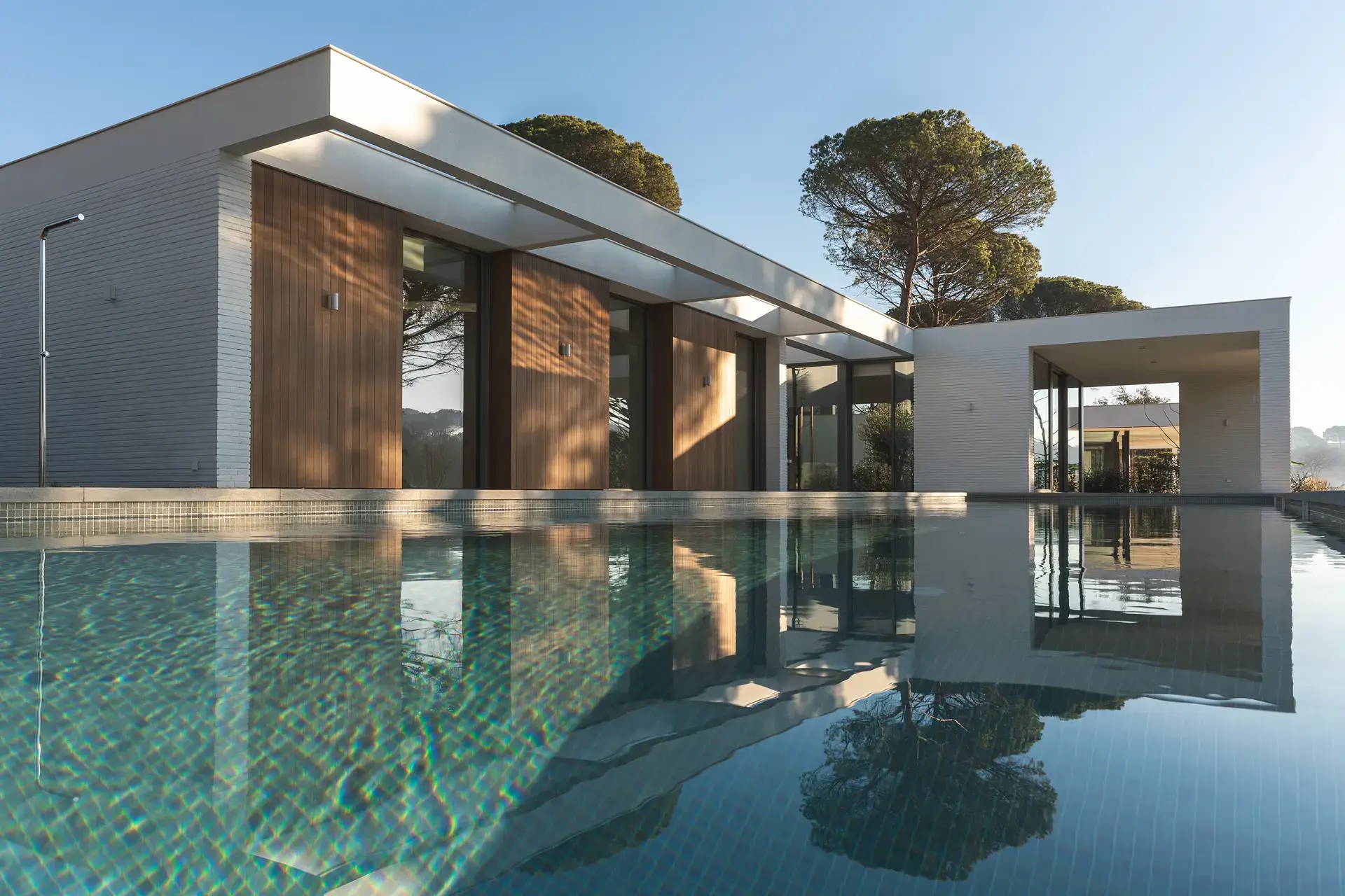Modern White And Wood Luxury House With Pool And P 2026 01 07 01 28 31 Utc